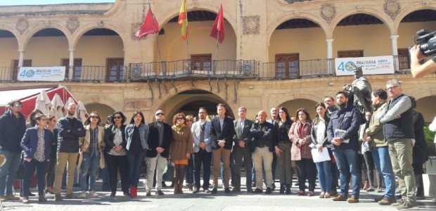 Lorca rinde homenaje a las víctimas del 11M con una concentración silenciosa en Plaza de España