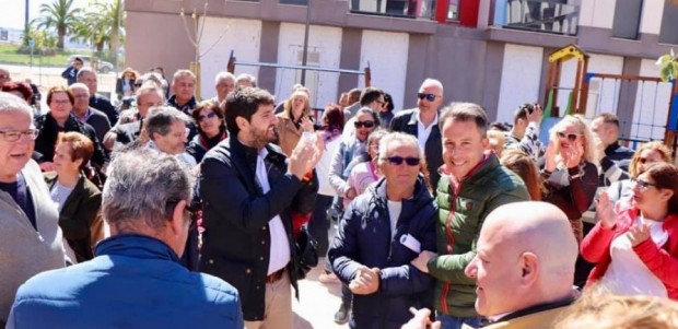 Fulgencio Gil celebra la vuelta a sus casas de las 148 familias del barrio de San Fernando.