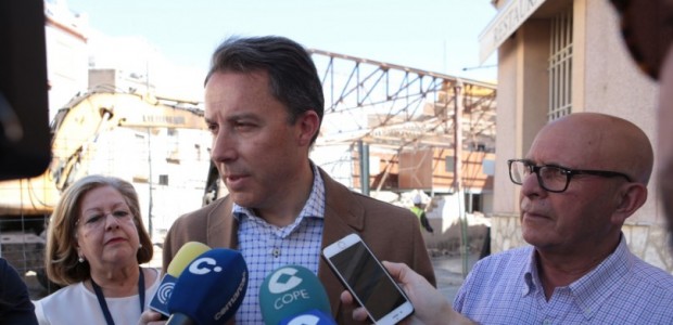 Arrancan los trabajos de derribo prometidos por Fulgencio Gil para dotar al barrio de San Cristóbal de una nueva zona verde de 1.034 m2