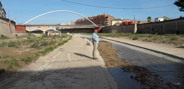 10 días después de las lluvias el tramo urbano del río sigue sin limpiar y los arrastres se acumulan bajo el puente de San Diego; el PP exige que se solucione ya