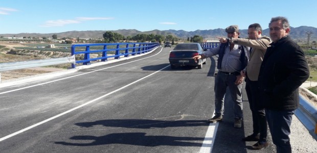 Fulgencio Gil celebra la entrada en servicio del nuevo puente sobre la rambla de Biznaga que “vertebra la comunicación por carretera en nuestras pedanías”