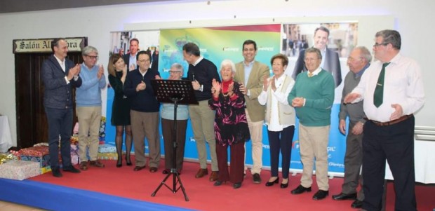 El PP homenajea a sus tres últimos secretarios generales y al equipo de militantes encargado de preparar los votos para los comicios electorales