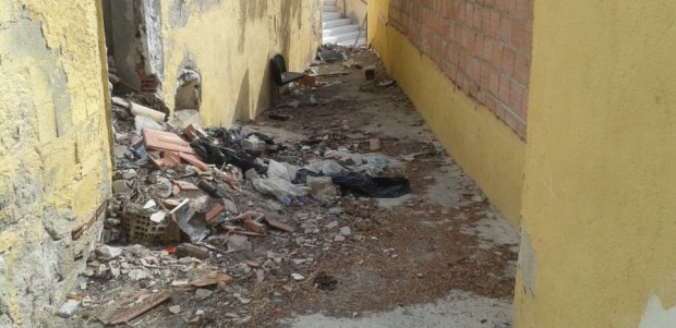 El nivel de degradación y abandono causado por el alcalde del PSOE en el municipio provoca que los propios vecinos desbrocen y limpien sus caminos