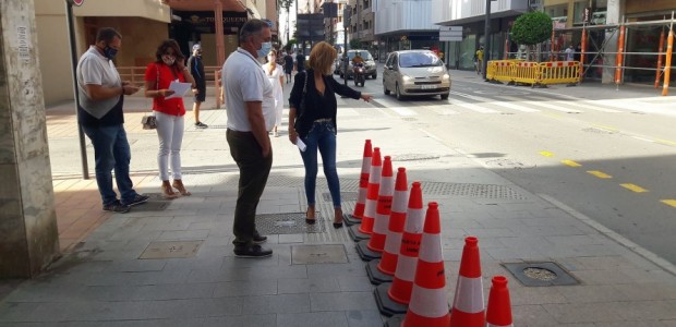 El alcalde del PSOE mete un carril para el tráfico invadiendo la mitad de la acera en plena avenida Juan Carlos I y parte por la mitad la zona de paso peatonal