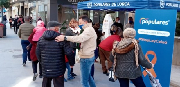 Extraordinaria acogida en Lorca a la campaña en defensa de la libertad educativa y en contra de la ley del PSOE que quiere desmantelar el Pilar Soubrier
