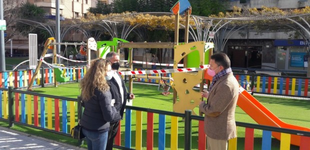 Lorca es de las pocas ciudades que continúa con los parques y zonas infantiles clausuradas por la imposición unilateral del alcalde del PSOE