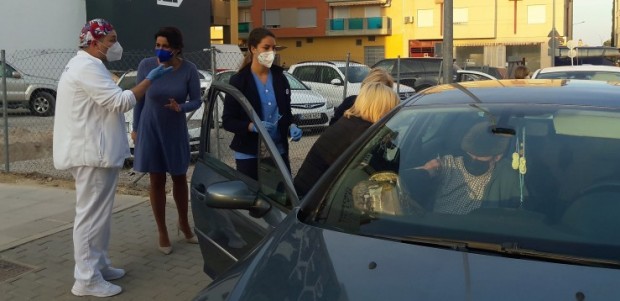 La vacunación de las personas mayores de 80 años avanza a buen ritmo con la administración de 700 dosis en el centro de Salud de Sutullena