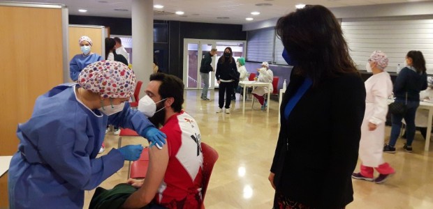Lorca emprende este fin de semana la vacunación de los profesores de primaria y secundaria, y continúa con los mayores de 80 años y grandes dependientes