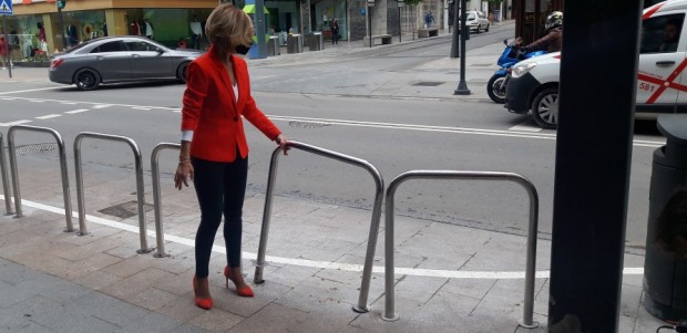 El “carril chapuza” forzado por el PSOE sobre la acera de Juan Carlos I ya ha provocado varios accidentes y la petición vecinal para su supresión inmediata