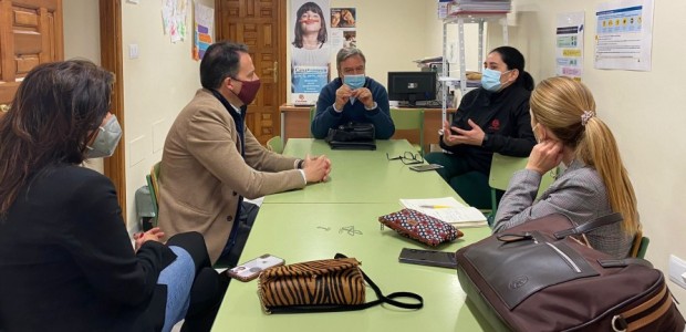 Fulgencio Gil reclama la cesión inmediata de un local a Cáritas para que pueda reanudar el servicio de ropero, que ha quedado interrumpido en plena crisis