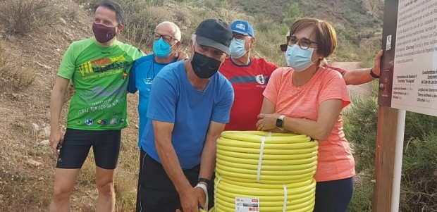 Fulgencio Gil entrega al colectivo ciudadano que cuida los árboles del sendero del Cejo de los Enamorados nuevos recursos para realizar las tareas de riego