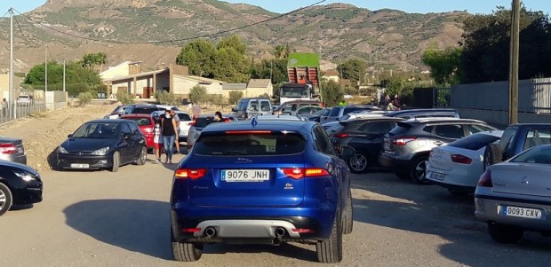 Decenas de familias de Campillo afectadas por el colapso del tráfico en su colegio, al hacer coincidir el alcalde el inicio de las obras del aparcamiento con el comienzo del curso escolar