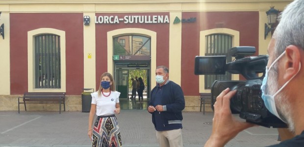 Lorca pierde hoy el tren por culpa de un alcalde sumiso y servil que ha defendido a Pedro Sánchez en vez de a los lorquinos