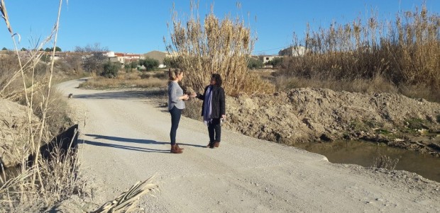 El PP apoya la petición de los vecinos de La Parroquia para acondicionar el paso existente sobre el río Vélez