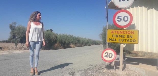 Los trabajos en la carretera de Marchena permiten mejorar su seguridad y corregir los desperfectos, implementando un nuevo asfalto y señalización viaria