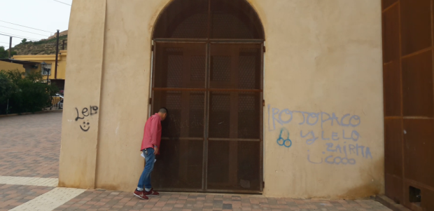 El abandono durante más de tres años y medio de la iglesia de San Pedro provoca la aparición de grafitis en las paredes del templo, construido en el siglo XV