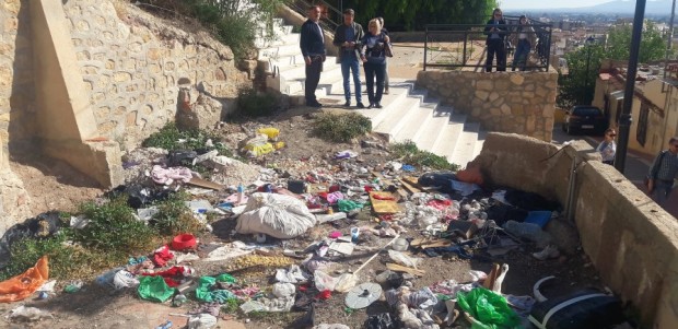 El abandono de los barrios altos y el casco histórico provoca focos de insalubridad en varias calles de San Pedro y Santa María, repletas de heces y basura