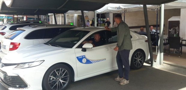 Los vecinos de pedanías llevan esperando tres años a que el PSOE redacte el estudio de viabilidad del Taxi Rural, que iba a realizar “con urgencia”