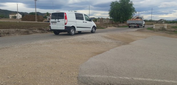 Los vecinos de los caminos Velillas, Almohades y Malvaloca denuncian la falta de seguridad vial que presentan estas vías y reclaman su arreglo