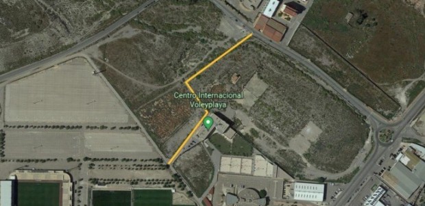 El PP propone adecuar la vía peatonal utilizada a diario por decenas de menores entre la parada de autobús y las instalaciones del Centro de Voley Playa y el Artés Carrasco