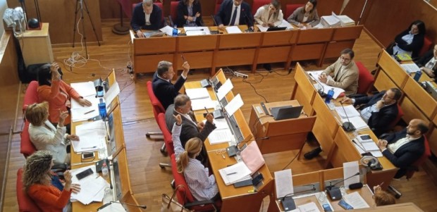 El pleno del ayuntamiento impide al PSOE gastarse 248.000€ de dinero municipal para pagar sus compromisos políticos en plena precampaña electoral