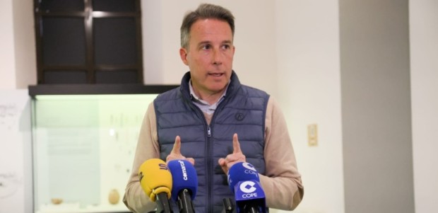 Fulgencio Gil rechaza la nacionalización masiva de extranjeros: “castiga a los inmigrantes legales integrados en nuestra sociedad y premia a las mafias que trafican con seres humanos”